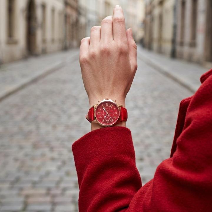 Elegant women's watch with a leather strap – Roman numeral dial