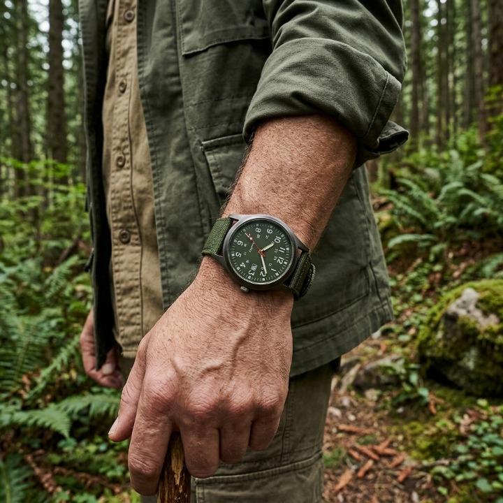 Military watch with nylon strap – Water-resistant, shock-resistant, and luminous hands